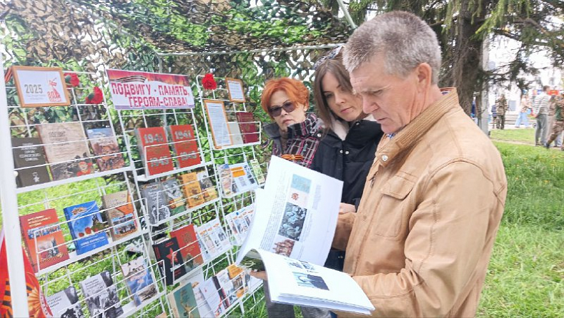 Выставка на день Победы в Сквере Памяти и Славы